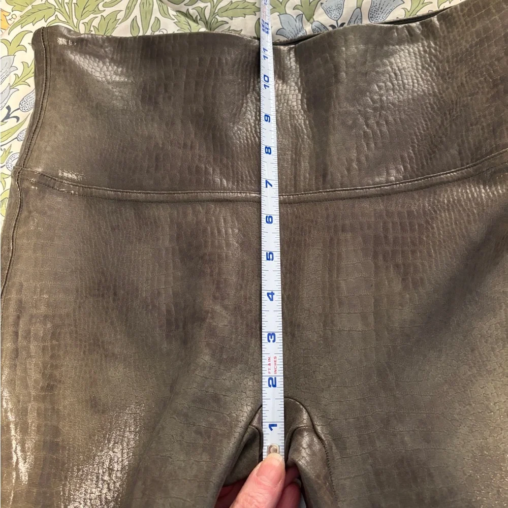 SPANX Crocodile Texture Shades of Olive Leggings - Picture 8 of 9